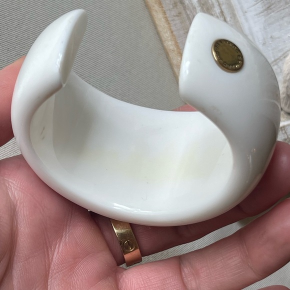 MARC JACOBS White Acrylic Chunky Bracelet with Gold & Pearls - Picture 6 of 8